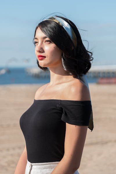 Le foulard en satin : l'accessoire tendance pour vos cheveux
